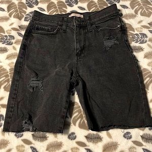 Black cute high rise Mom jean shorts!!